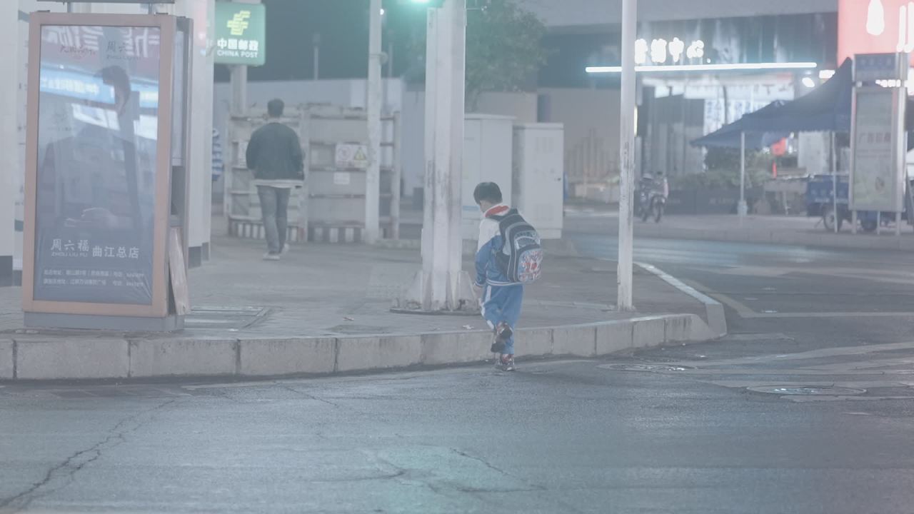 过马路的小学生