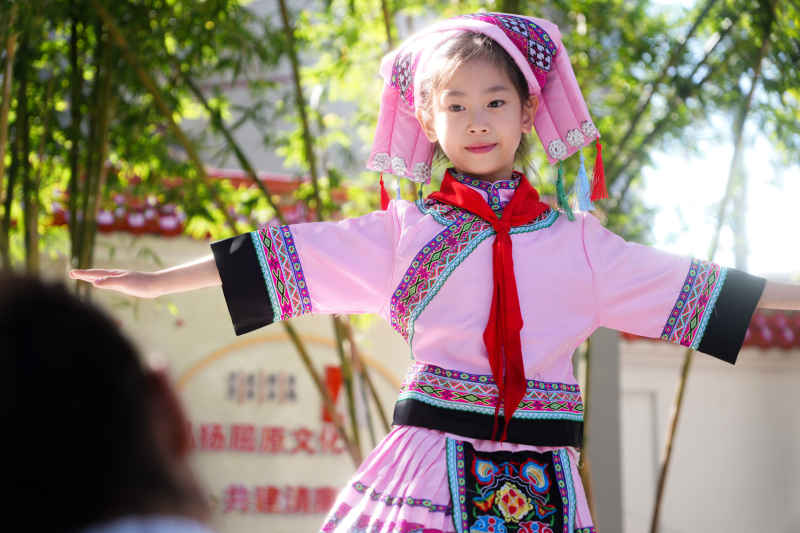 身穿民族服饰的女孩