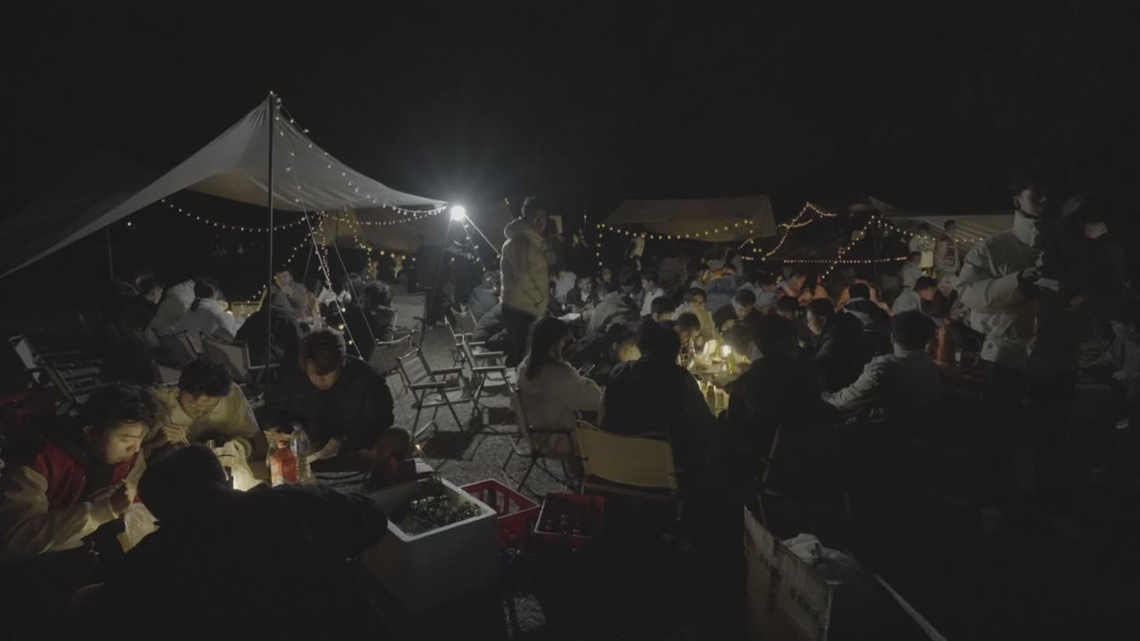 夜晚户外团建场景