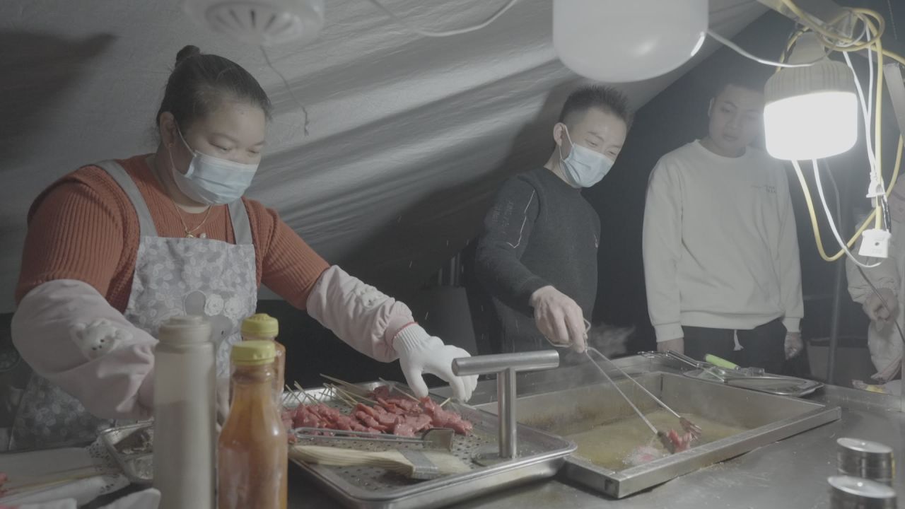 夜晚户外草地烧烤