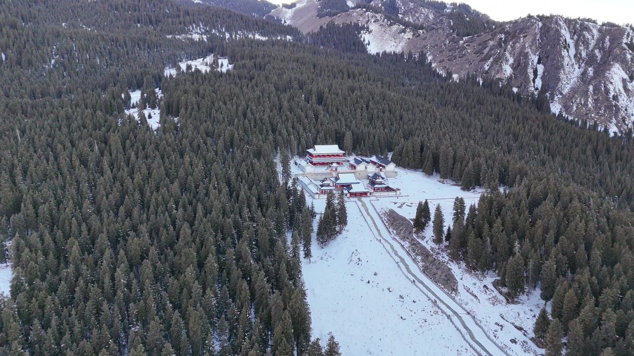 航拍新疆 山中寺庙