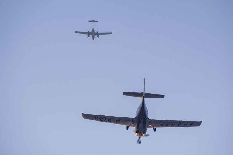 单发螺旋桨（B-9736）与双发螺旋桨（B-10T3）同框