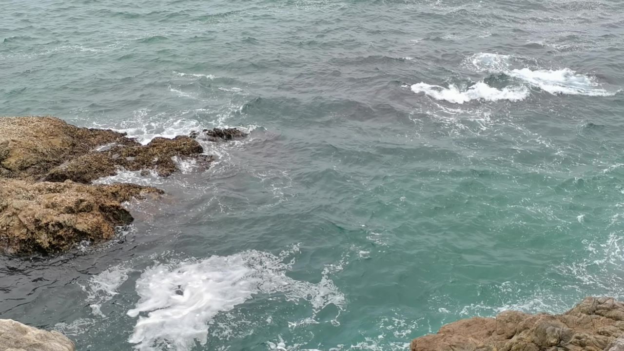 海浪拍打礁石
