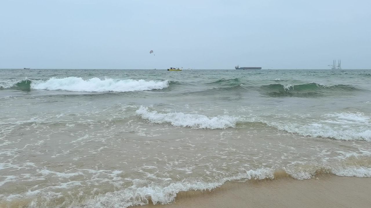 海边景色海浪波涛汹涌