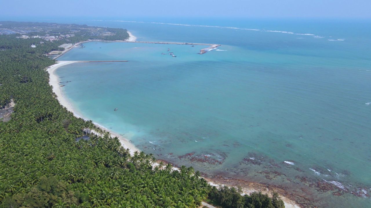 海南琼海博鳌的椰林海岸和碧绿大海