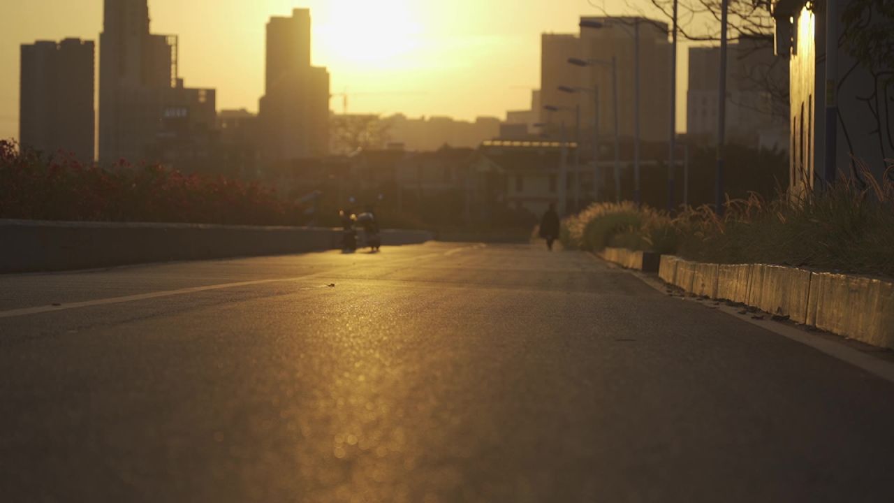 夕阳逆光下的城市道路旁
