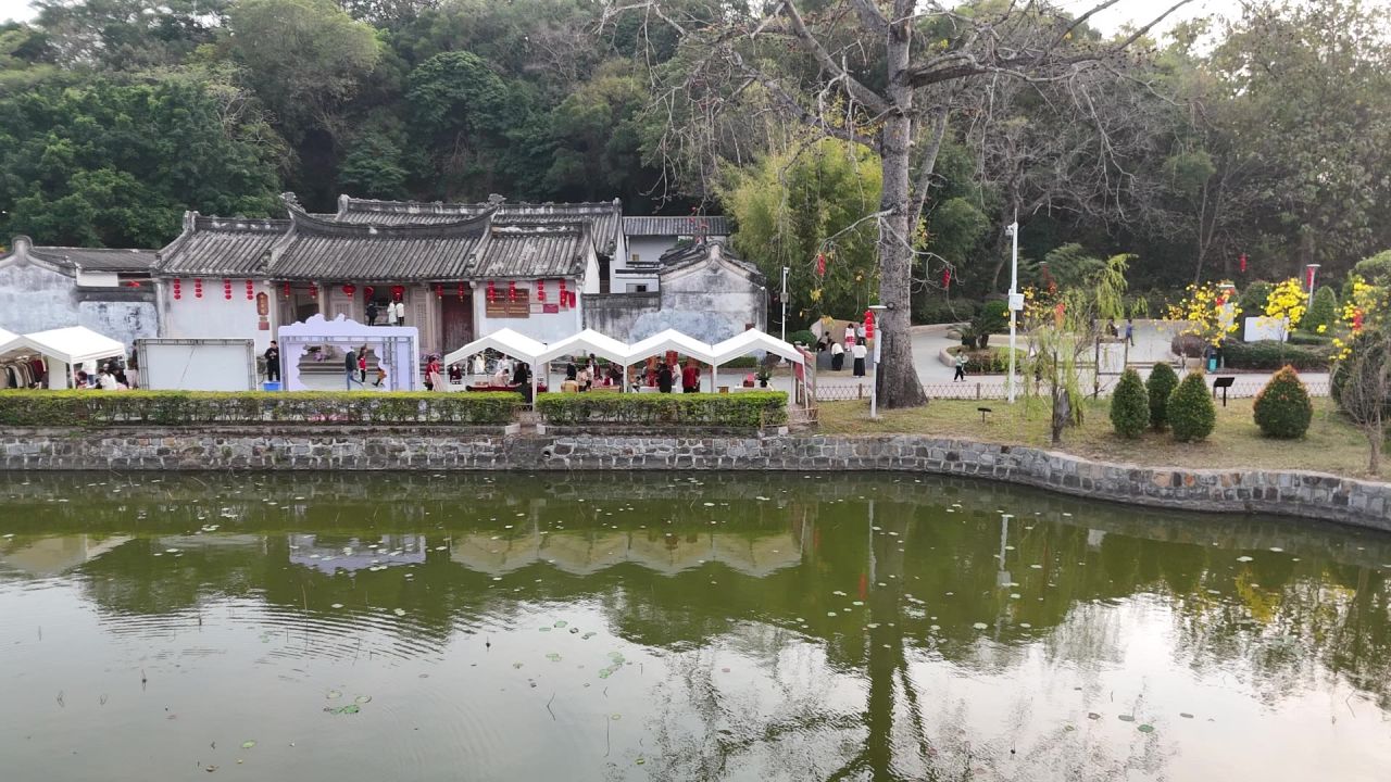 在市集中行走穿梭