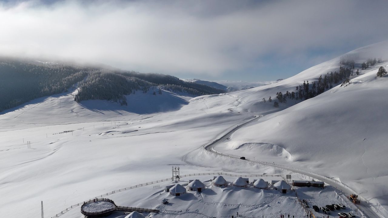 喀纳斯景区草毡屋冬季雪地航拍 2