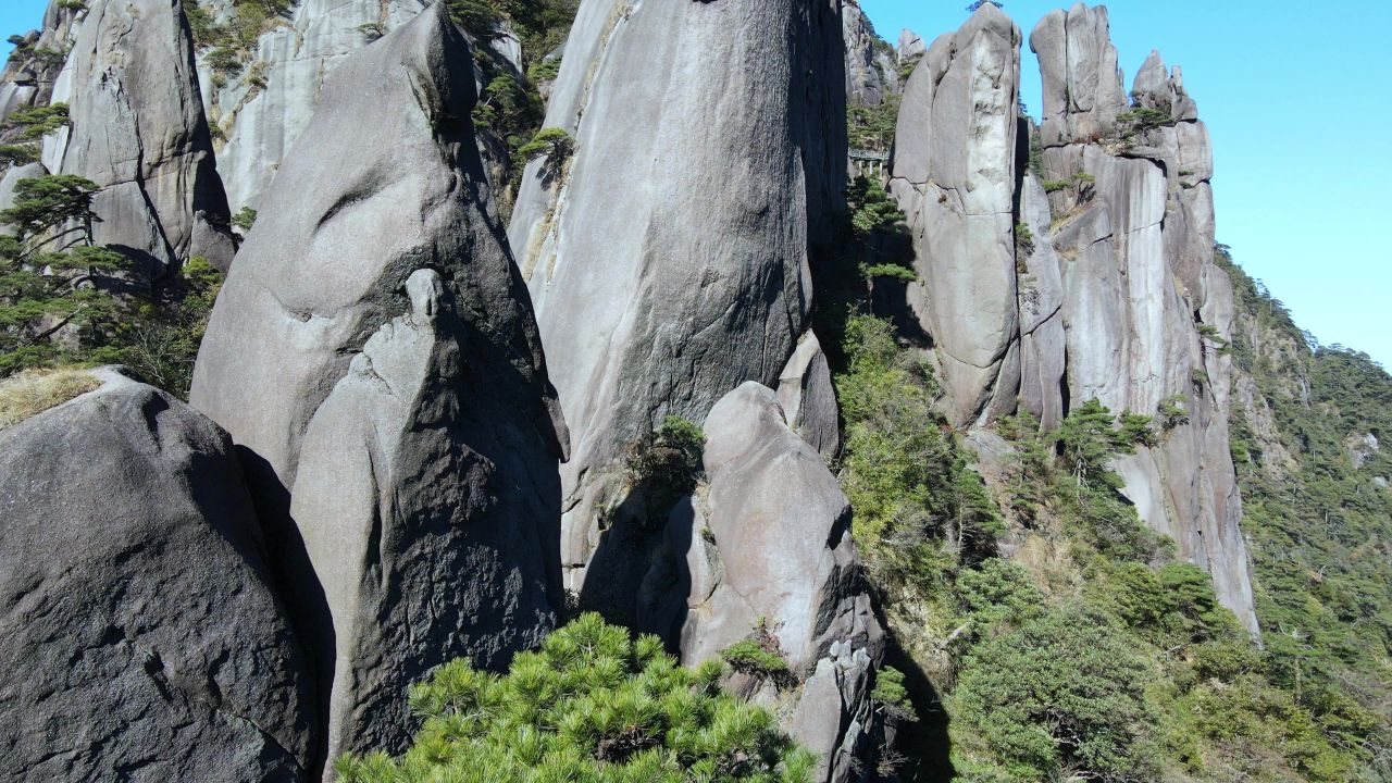 航拍三清山山顶的秀丽峰丛 1