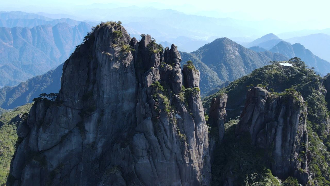 航拍三清山山顶的秀丽峰丛 2