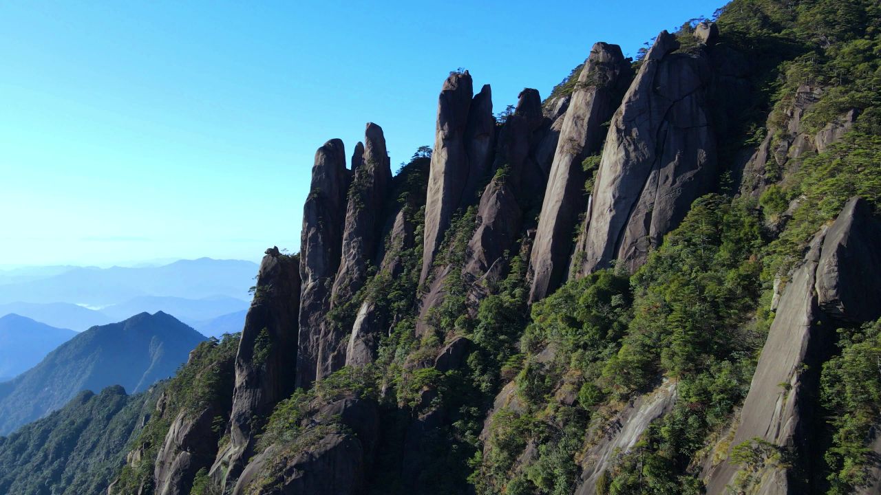 航拍三清山山顶的秀丽峰丛 4