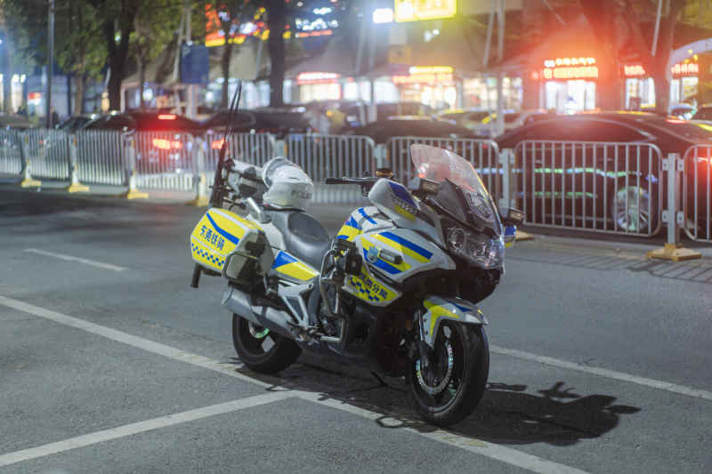 夜晚交警摩托