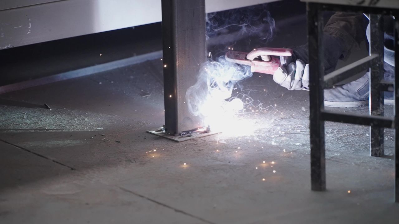 工厂工地工人电焊操作升格