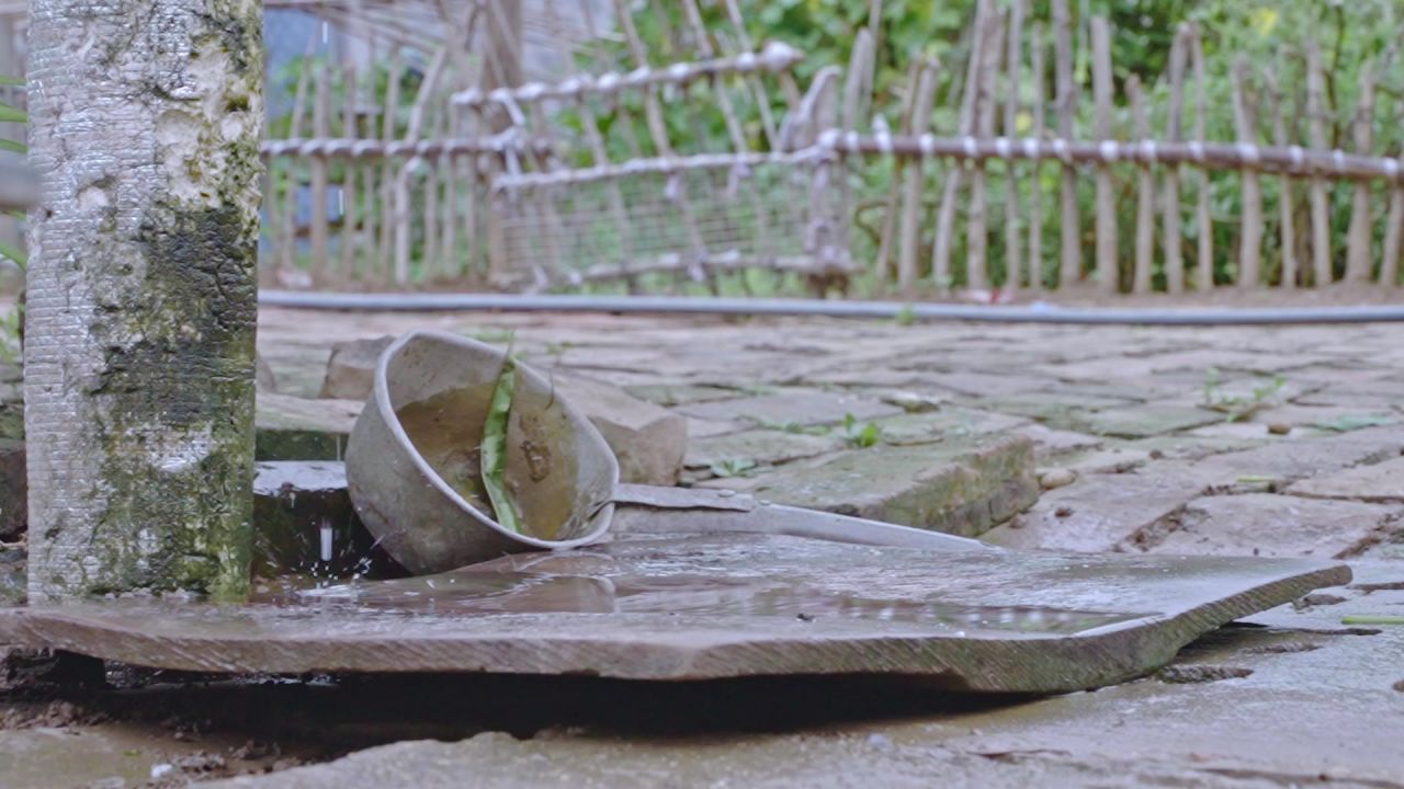 乡村院子里水龙头滴水