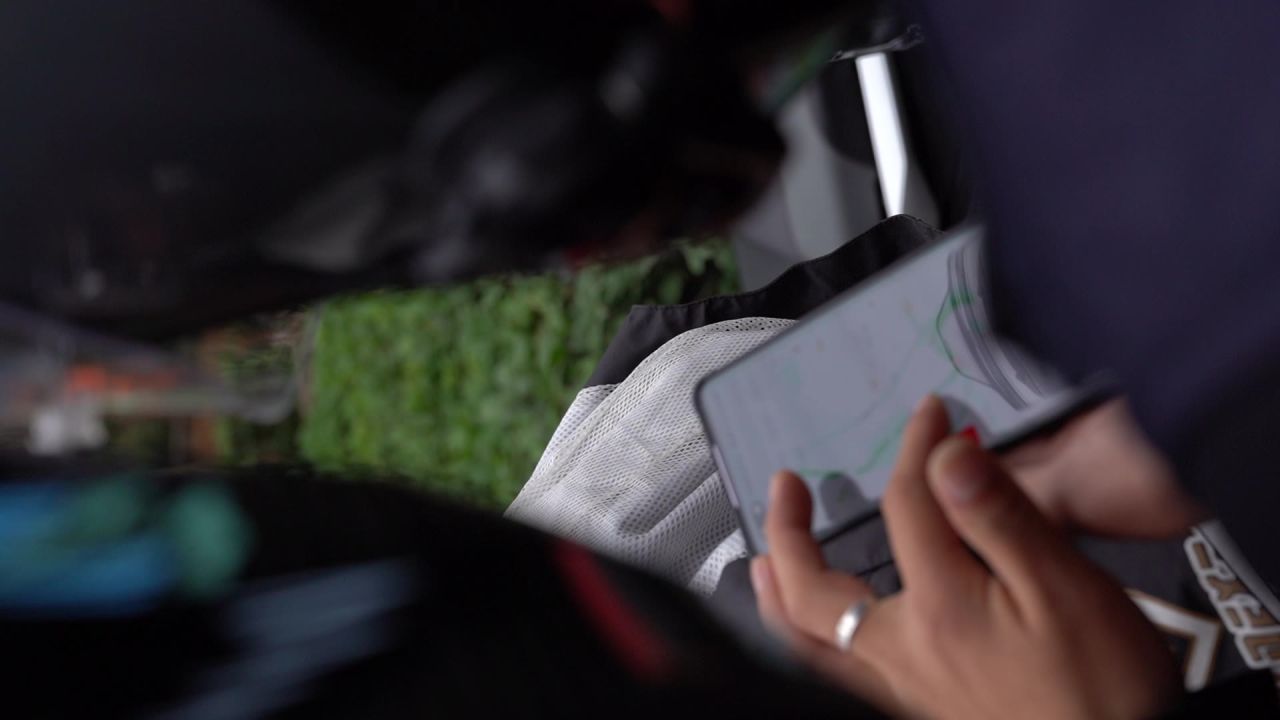 实拍摩托车骑行手机导航设置