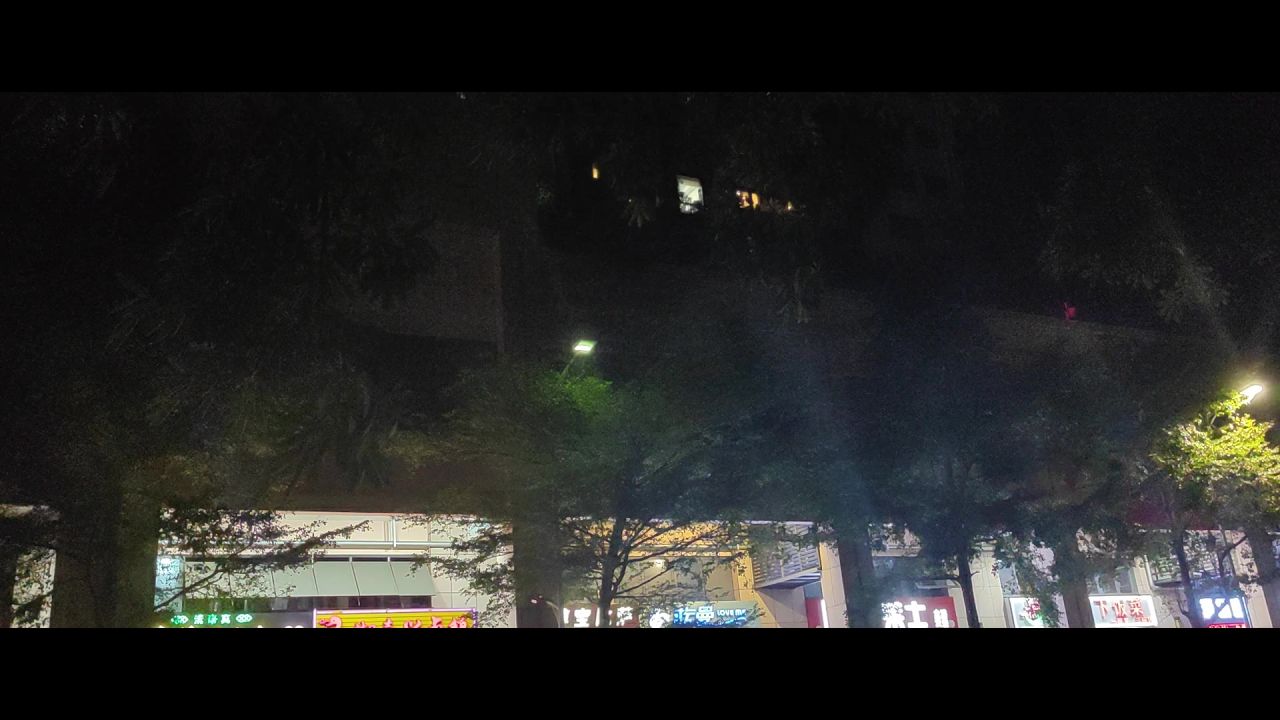夜晚闪烁路灯空镜