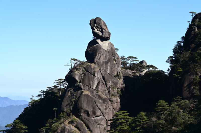 晴好天气下江西三清山标志性景观女神峰