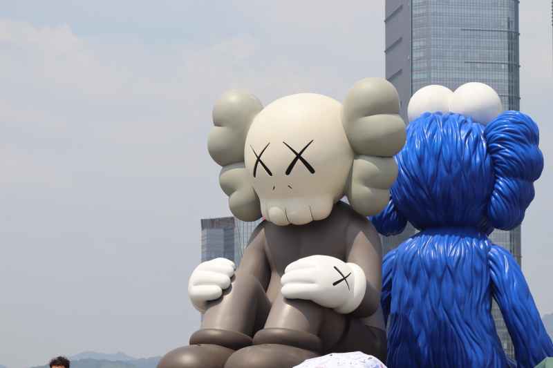 背对而做的楼宇小人