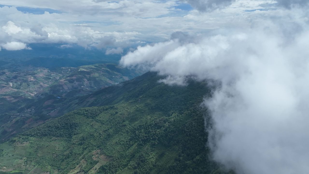 云与山