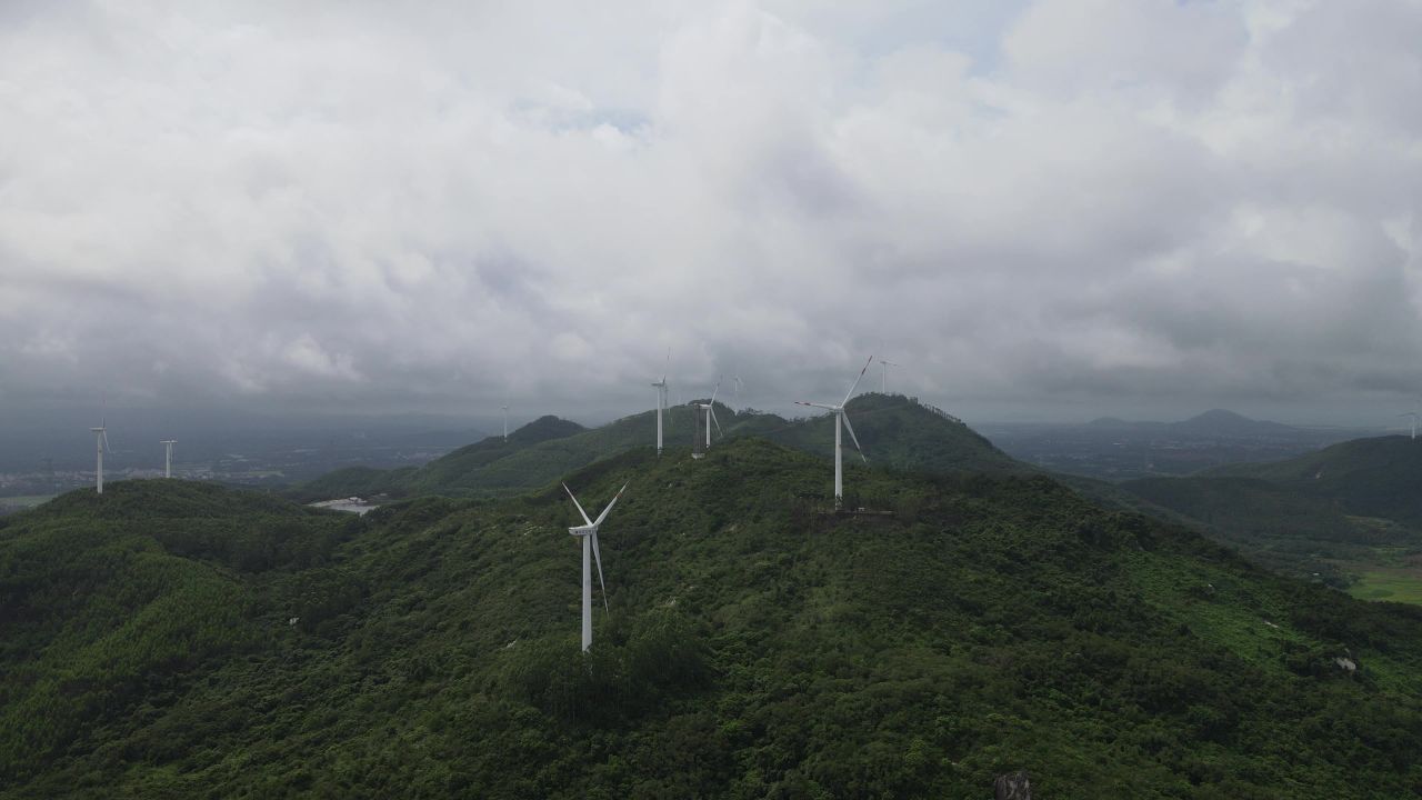 山上的发电风车航拍 4