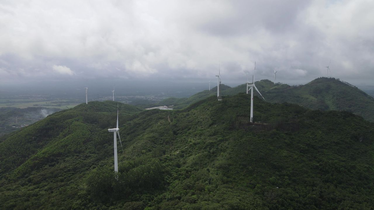 山上的发电风车航拍 6
