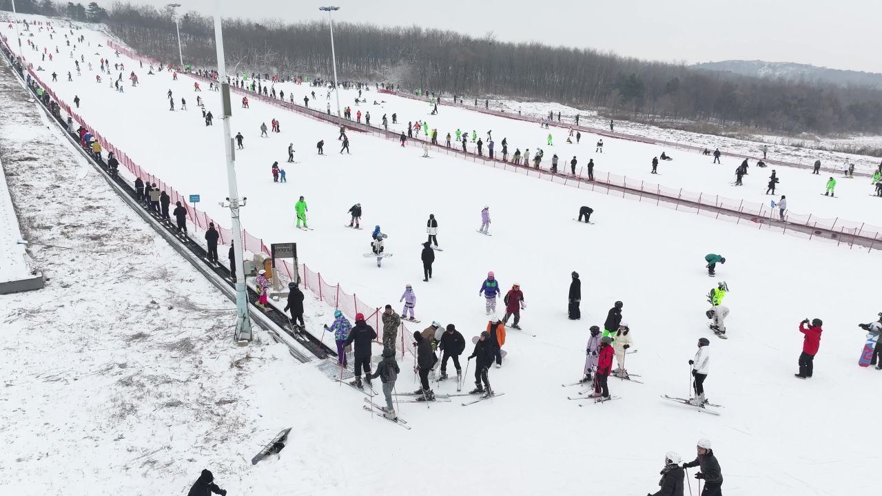 航拍滑雪人群