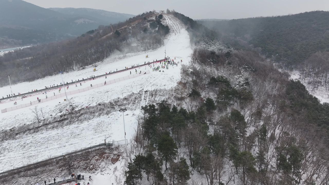 航拍滑雪场雪道