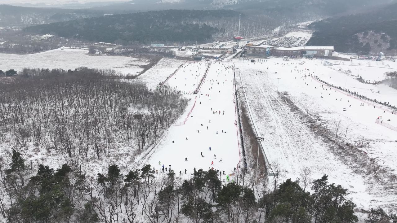 滑雪山道人流