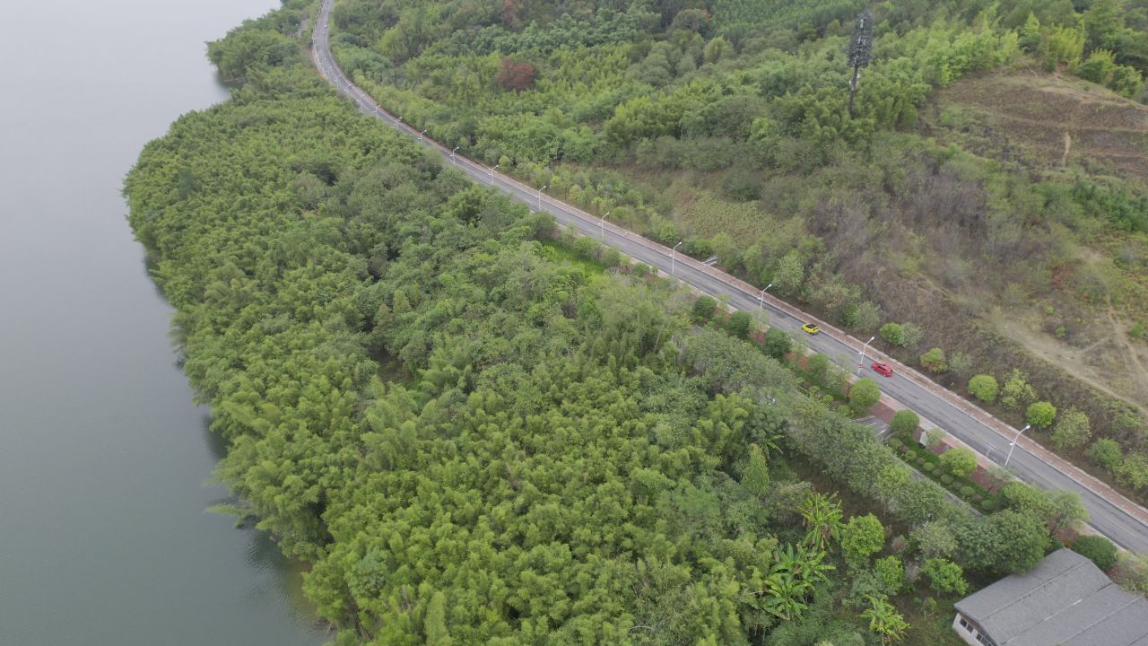 航拍公路上行驶的汽车