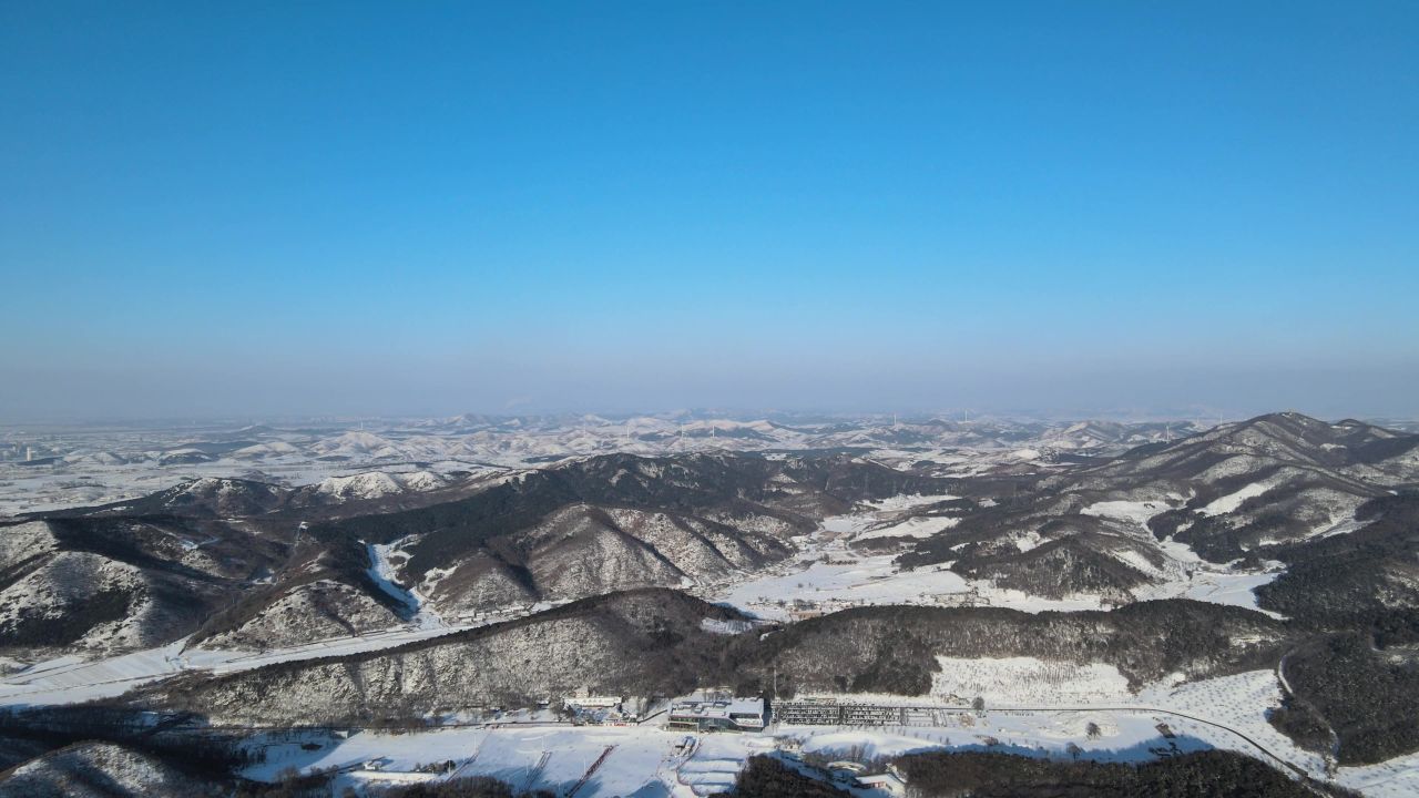航拍滑雪场山坡雪道