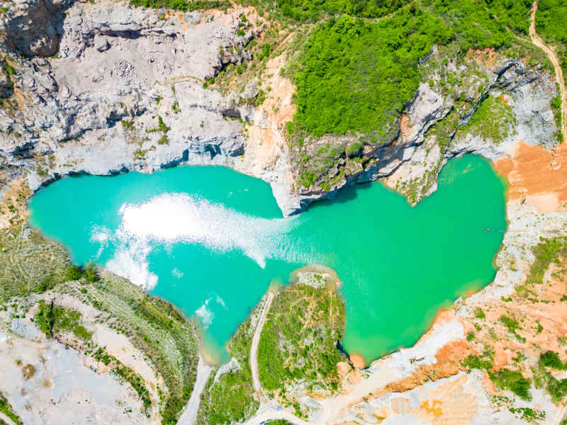 爱心湖泊自然风景蓝色湖泊航拍图 