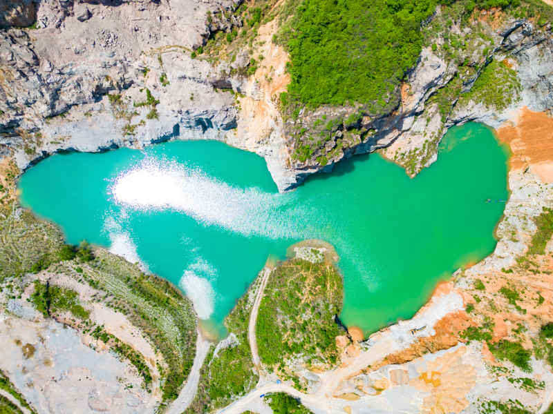 爱心湖泊自然风景蓝色湖泊航拍图 
