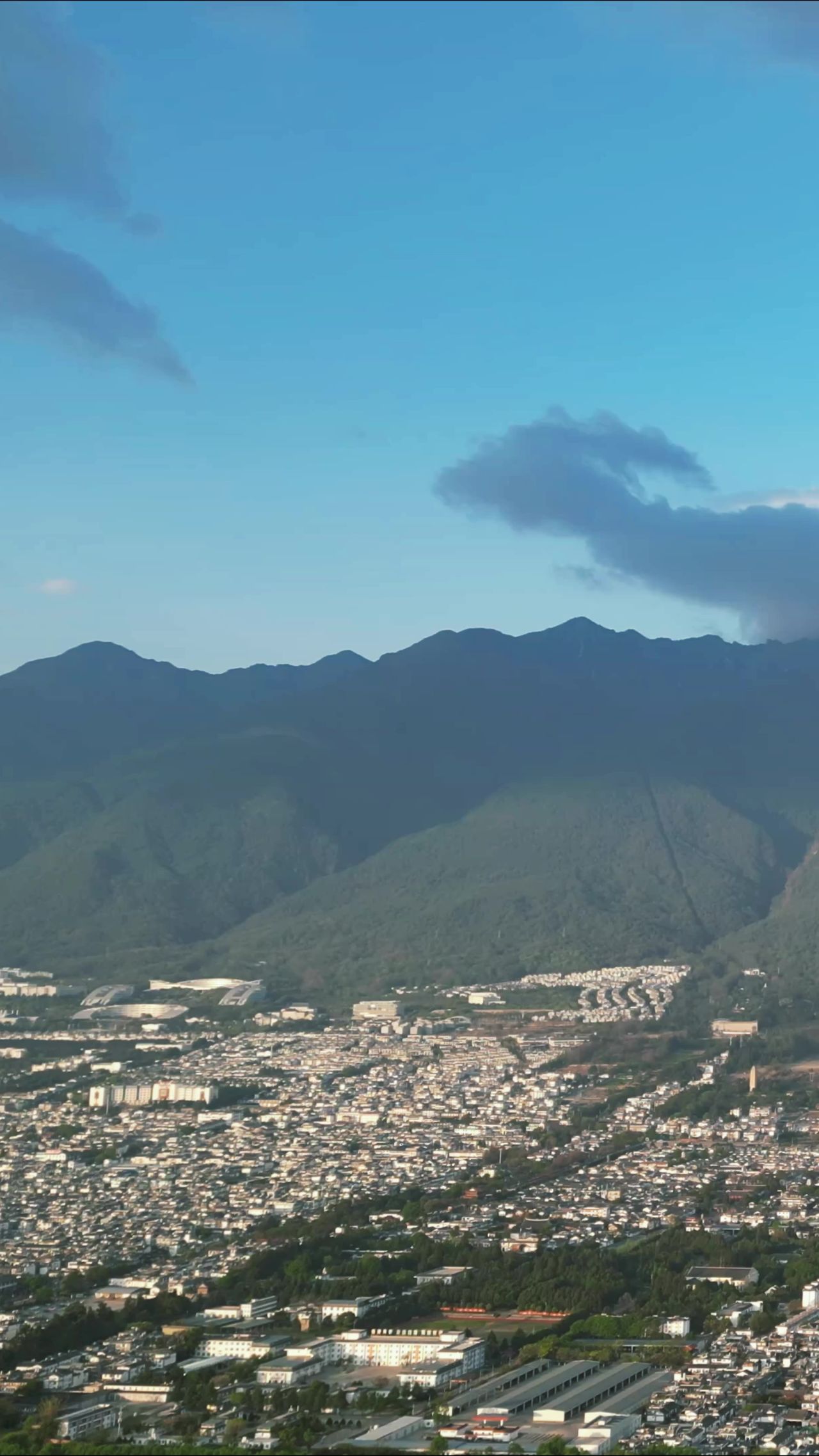 云南大理古城苍山竖屏航拍  