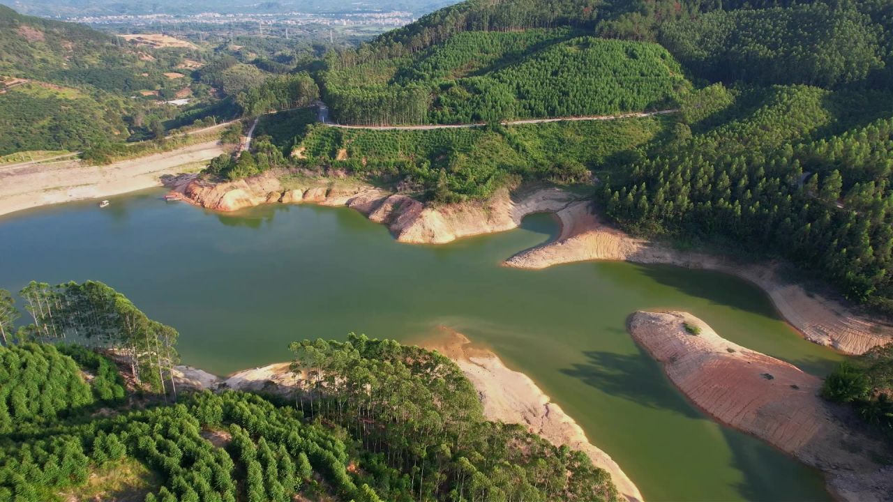 航拍山间水库景观 3