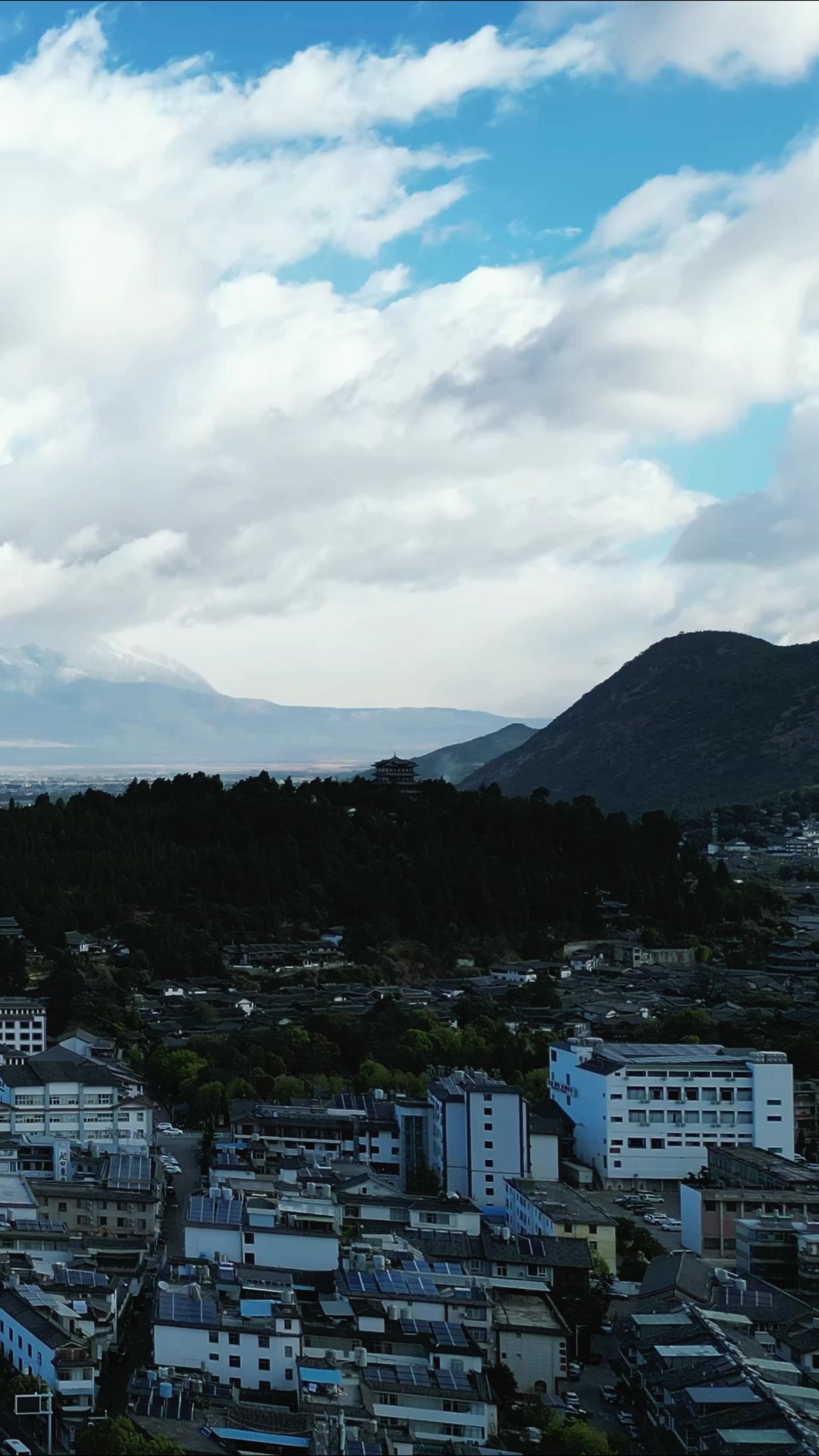 云南丽江城市风光竖屏航拍  