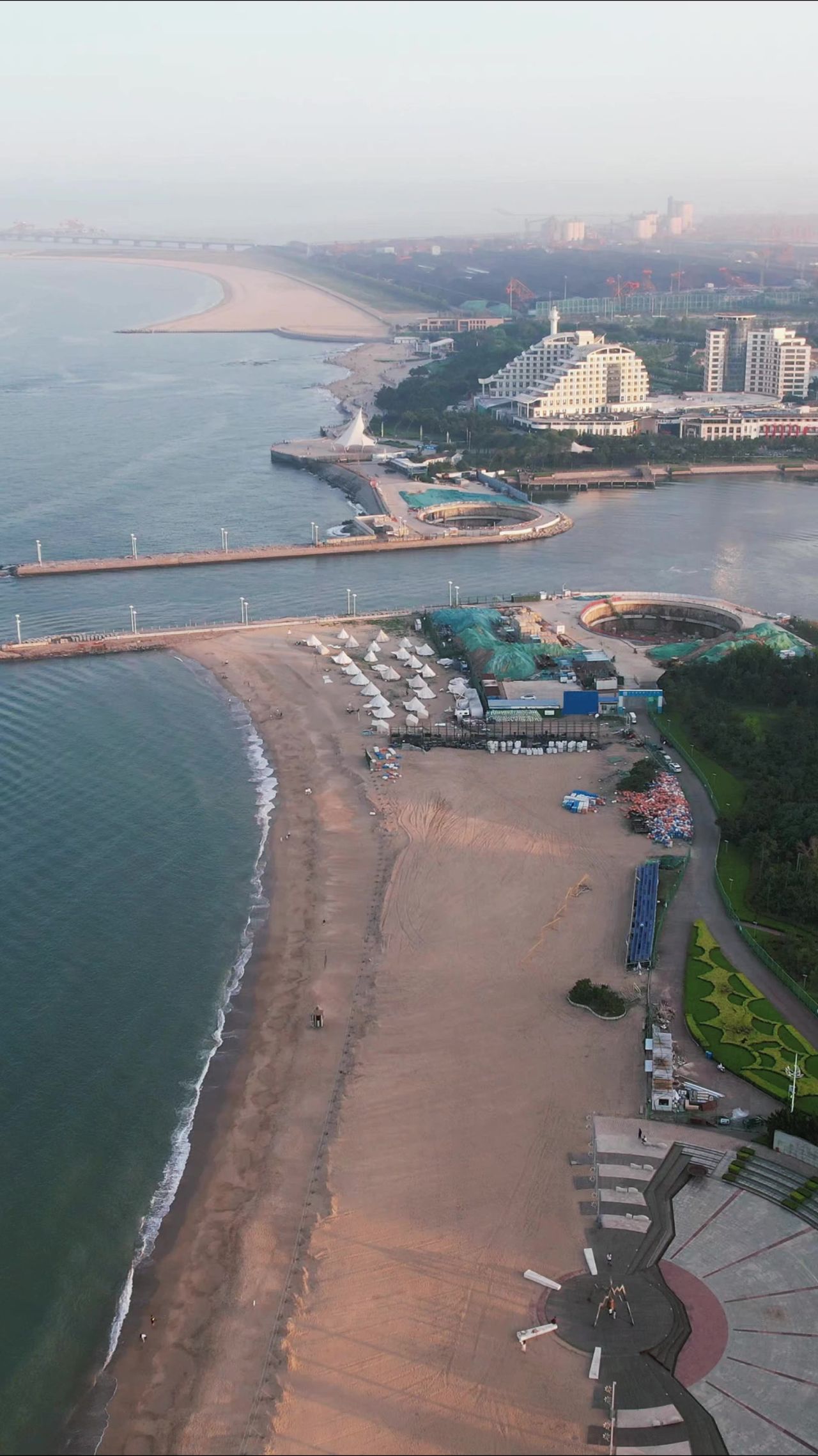 大海海浪沙滩风景浪花竖屏航拍  