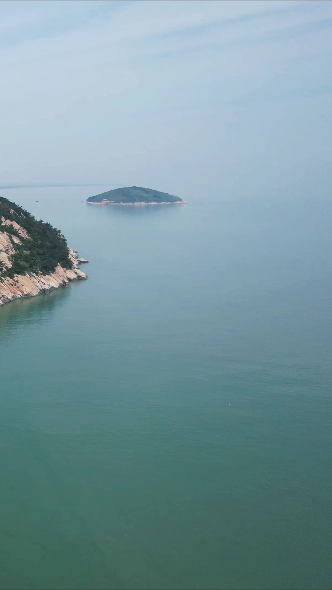 大海海浪沙滩风景浪花竖屏航拍  