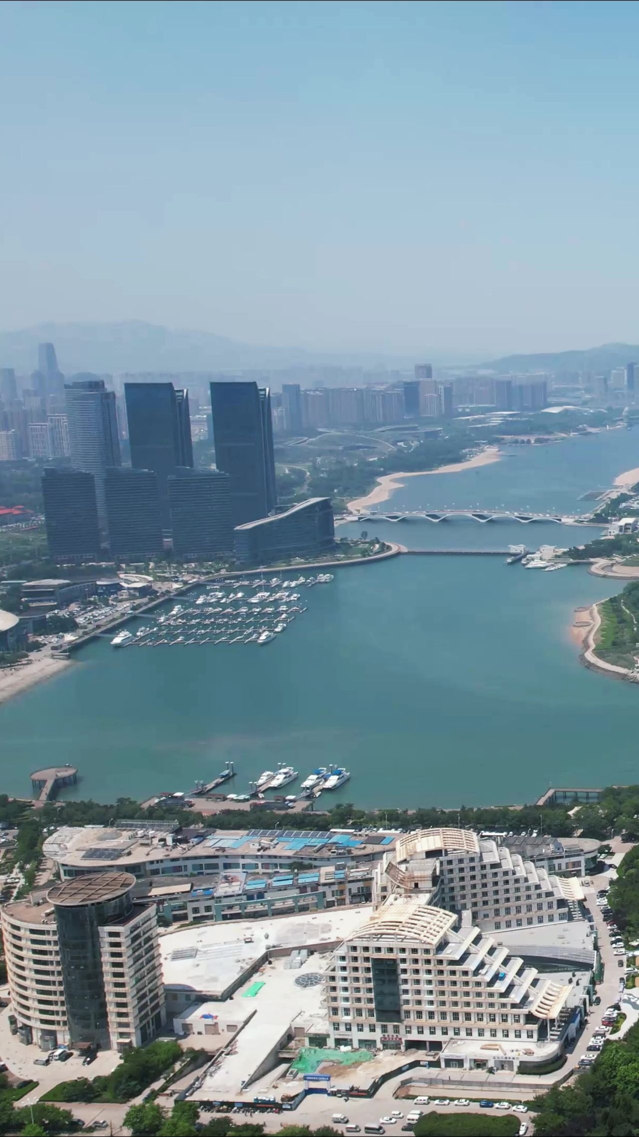山东日照万平口海滨风景区竖屏航拍 