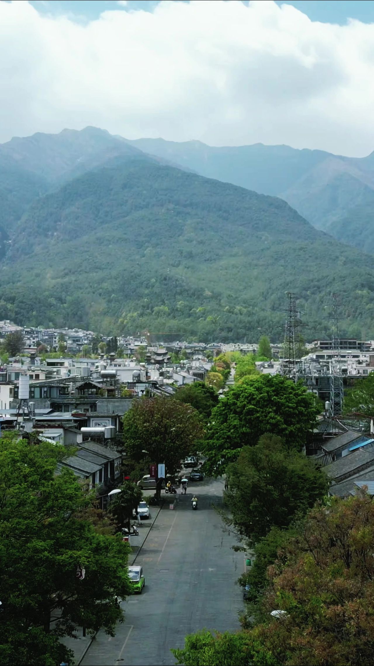云南大理古镇著名旅游景区竖屏航拍 