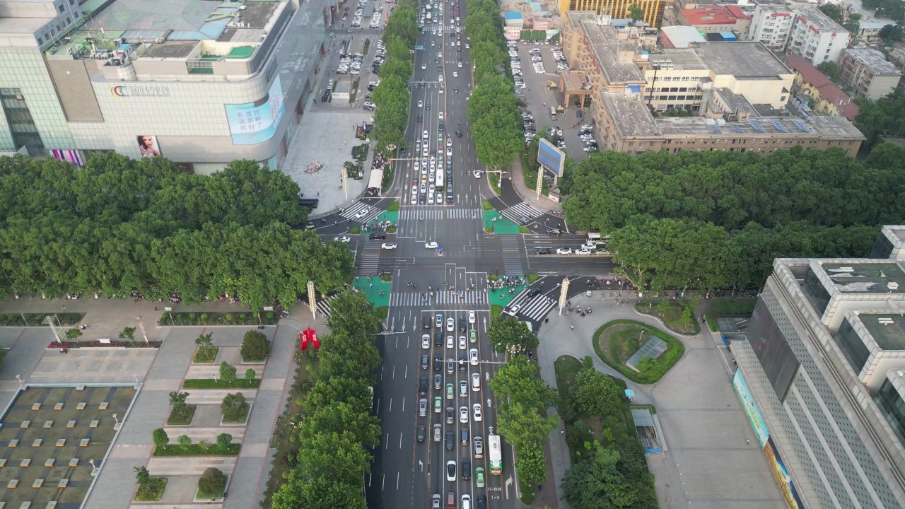 城市大道交通车辆行驶航拍 