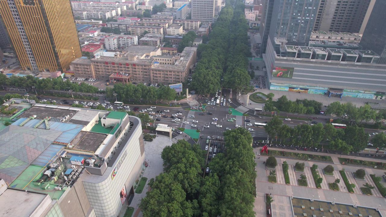城市十字交叉路口交通航拍
