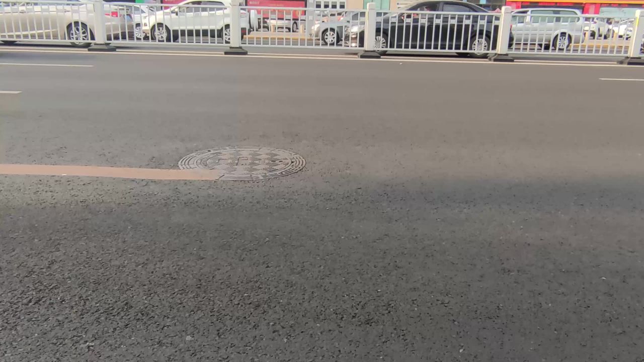 实拍城市绿化交通车辆行驶