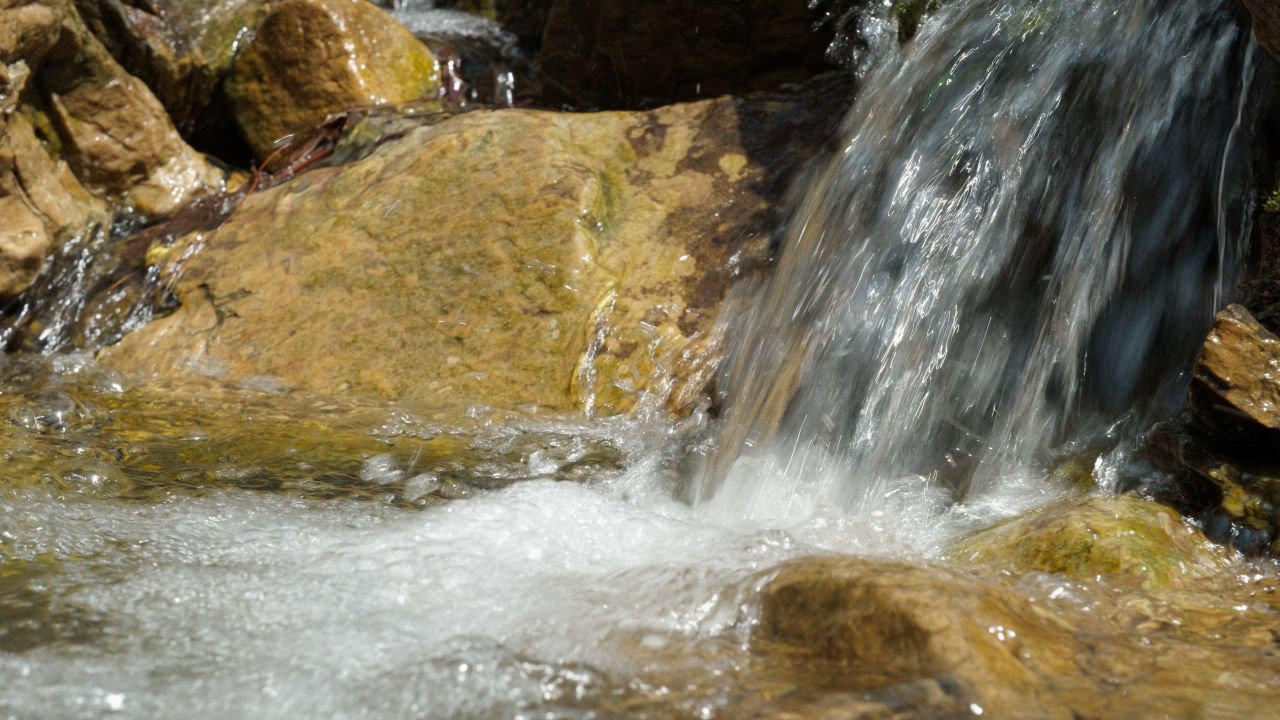 清澈山泉水温泉矿泉水小溪山涧 35