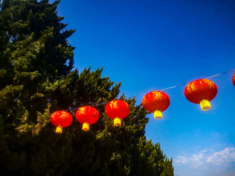 过年城市喜庆红灯笼中国年装饰摄影图 