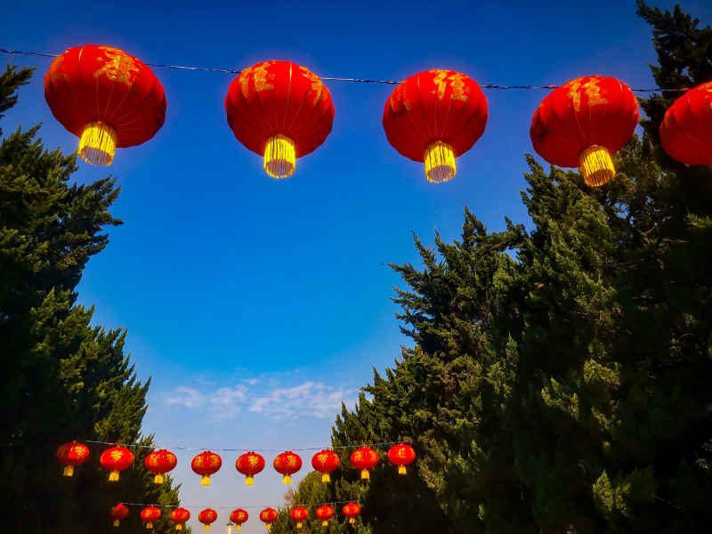 过年城市喜庆红灯笼中国年装饰摄影图 