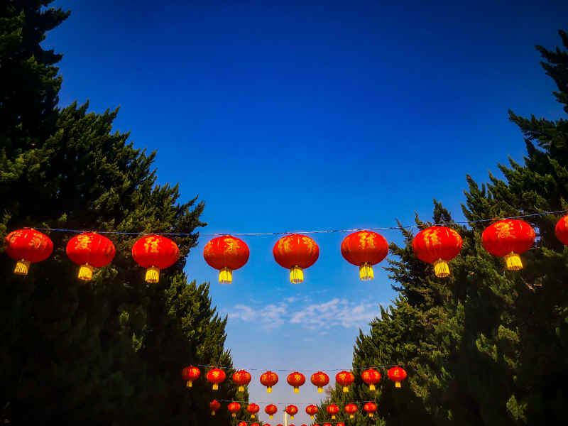 过年城市喜庆红灯笼中国年装饰摄影图 