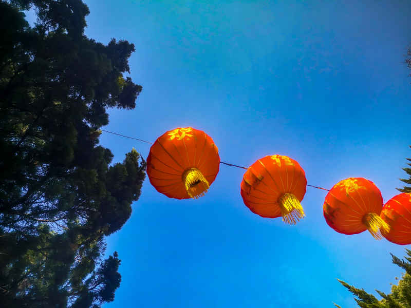 过年城市喜庆红灯笼中国年装饰摄影图 