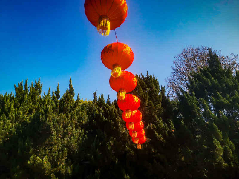 过年城市喜庆红灯笼中国年装饰摄影图 