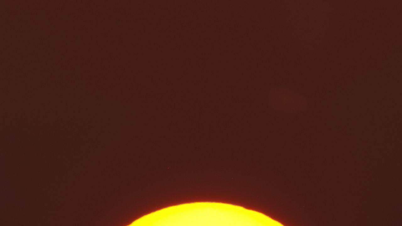 日出巨大太阳升起清晨黎明延时 1