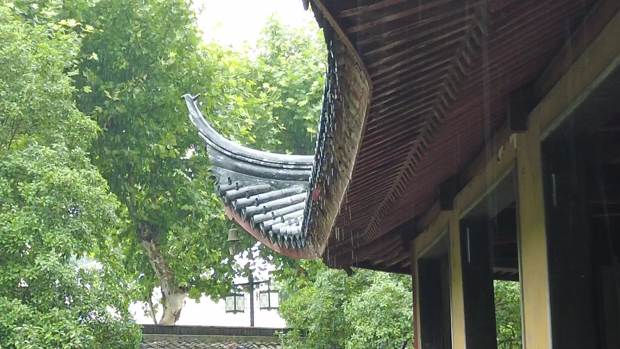  寺庙下雨素材苏州北寺塔实拍